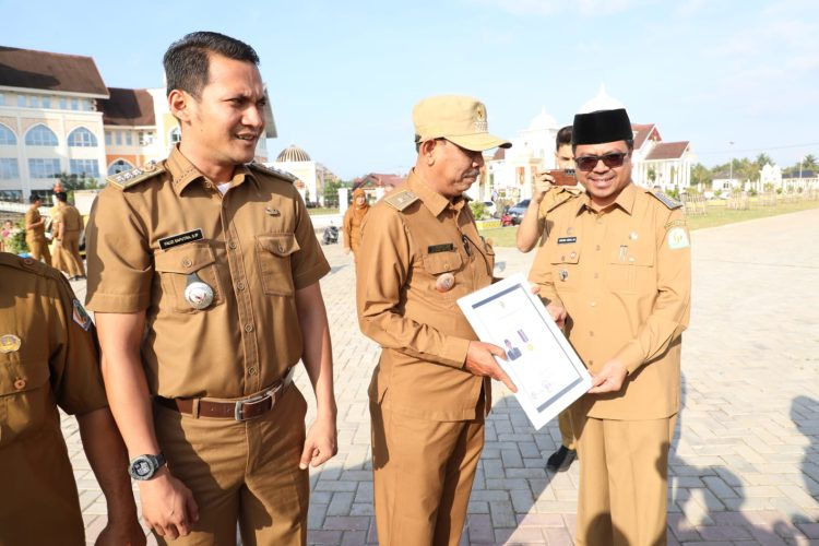 Apel gabungan perdana jajaran ASN Pemerintah Kabupaten Aceh Utara tahun 2023 diwarnai dengan penyerahan penghargaan kepada Gampong-Gampong Mandiri
