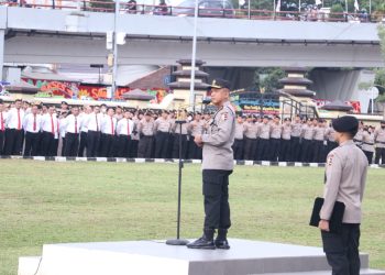 Wakapolda Sumsel, Irjen Pol Rudi Setiawan SIK MH memimpin upacara apel pagi di Mapolda Sumsel, Senin (2/1/23)