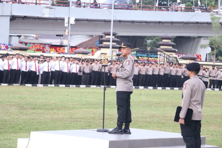 Wakapolda Sumsel, Irjen Pol Rudi Setiawan SIK MH memimpin upacara apel pagi di Mapolda Sumsel, Senin (2/1/23)
