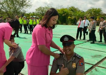 Polres Bangka Barat Menggelar Upacara Korps Raport Kenaikan Pangkat Reguler Periode 01 Januari 2023 dan Pemberian Penghargaan