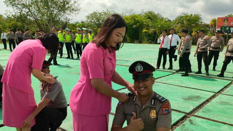 Polres Bangka Barat Menggelar Upacara Korps Raport Kenaikan Pangkat Reguler Periode 01 Januari 2023 dan Pemberian Penghargaan