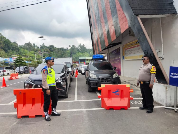 Penyeberangan pelabuhan Balige dan Ajibata terlihat lancar dan tidak ada kepadatan