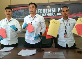 Jumpa Pers penetapkan mantan Plt. Direktur Rumah Sakit Umun Daerah Sejiran Setason Babar, YW dan Bendahara ET sebagai tersangka dalam kasus dugaan korupsi anggaran Badan Layanan Umum Daerah (BLUD)