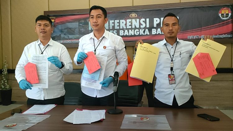 Jumpa Pers penetapkan mantan Plt. Direktur Rumah Sakit Umun Daerah Sejiran Setason Babar, YW dan Bendahara ET sebagai tersangka dalam kasus dugaan korupsi anggaran Badan Layanan Umum Daerah (BLUD)