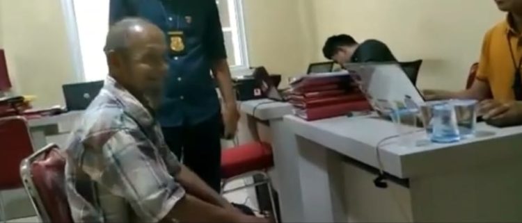 Seorang kakek berusia 70 tahun di Palembang diamankan polisi lantaran telah mencabuli seorang bocah SD