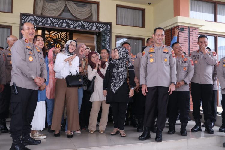 Kapolda Sumsel Irjen Pol A. Rachmad Wibowo SIK bersama Wakapolda Brigjen Pol M Zulkarnain, SIK M SI dan rombongan PJU Kapolres /tabes jajaran Polda Sumsel beserta bhayangkari hadir di Bandara Internasional sultan mahmud badaruddin II Palembang dalam rangka mengantar kepergian mantan Wakapolda Sumsel Irjen Pol Rudi Setiawan SIK SH MH