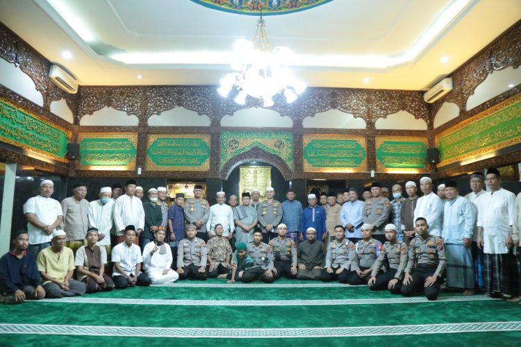 FOTO BERSAMA: Wakil Wakapolda Sumut, Irjen Pol Dr. Dadang Hartanto, S.H., S.I.K., M.Si bersama Dirbinmas Polda Sumut Kombes Pol Ja'far Sodiq, S.H., M.M., M.Han, Kasubbid Penmas Bidhumas AKBP Dr. Herwansyah Putra, S.H., M.Si dan Kapolsek Delitua Kompol Dedi Dharma foto bersama jamaah Masjid Baitusholihin Jalan Karya Bakti Kecamatan Medan Johor yang, Selasa (3/1/2023). (Foto Dok/ Polda Sumut)
