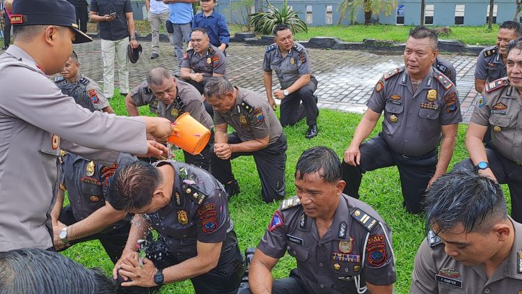 Upacara Korps Raport Kenaikan Pangkat Anggota Polri Polres Bitung