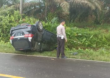 Polsek Kelapa Polres Bangka Barat evakuasi mobil kecelakaan tunggal pada hari Selasa tanggal 03 Januari 2023 sekira pukul 06.30 Wib