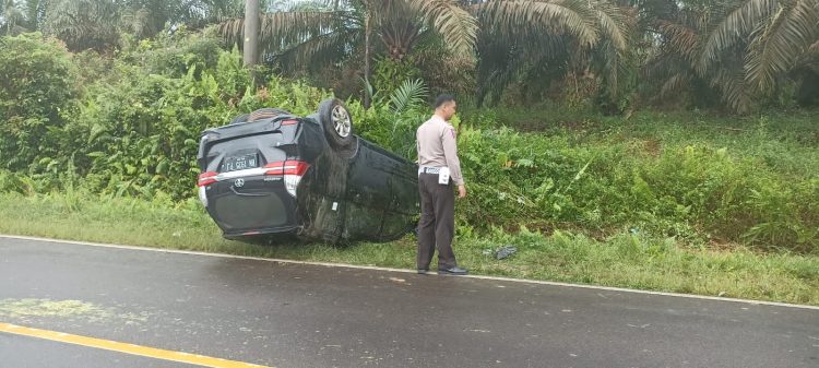 Polsek Kelapa Polres Bangka Barat evakuasi mobil kecelakaan tunggal pada hari Selasa tanggal 03 Januari 2023 sekira pukul 06.30 Wib