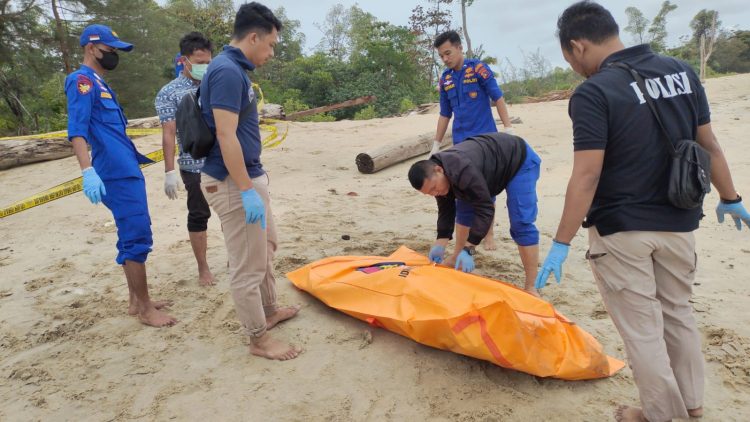 Anggota Sat Polair Polres Bangka Barat langsung meluncur ke lokasi untuk melakukan evakuasi penemuan mayat di pantai Tembelok