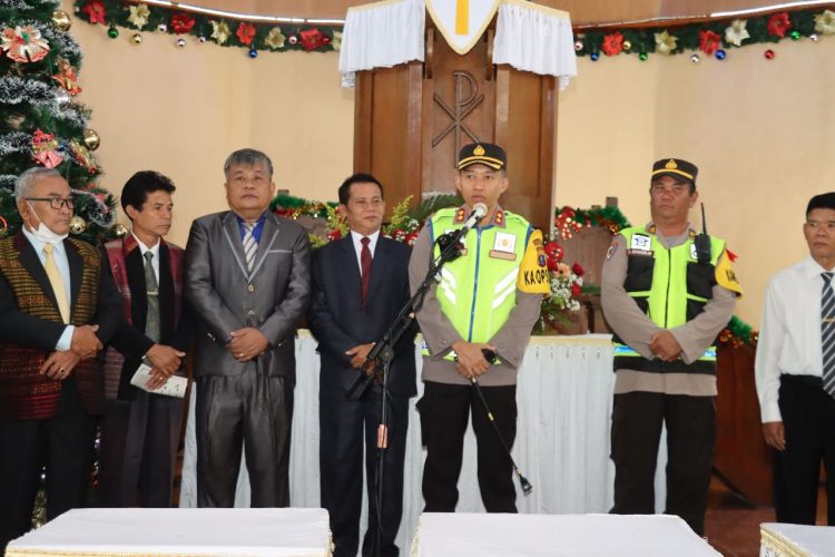 Kapolres Pematangsiantar AKBP Fernando SH S.I.K, didampingi PJU melaksanakan pengecekan pengamanan ibadah awal tahun 2023 di Gereja-gereja