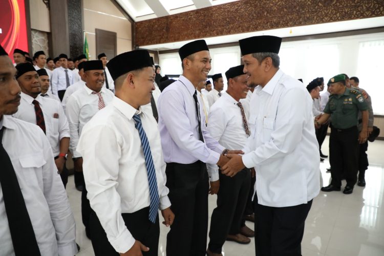 Pj Bupati Aceh Utara yang diwakili oleh Asisten I Setdakab Dayan Albar, SSos, MAP, dalam arahannya usai pelantikan petugas PPK se-Aceh Utara untuk Pemilu 2024