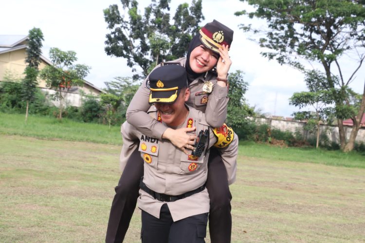 Polwan cantik yang digendong Kapolres Ogan Ilir AKBP Andi Baso Rahman