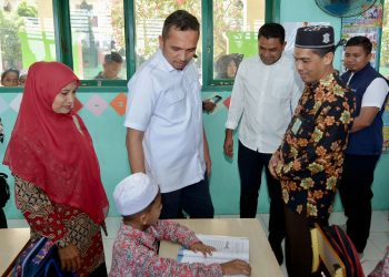 Pj Wali Kota Sabang ketika meninjau langsung imunisasi polio di di Madrasah Ibtidaiyah Negeri 1 Sabang bersama Ketua MPU Sabang, Kemenag Sabang, Kadinkes & KB dan Ketua Komite MIN serta TNI Polri