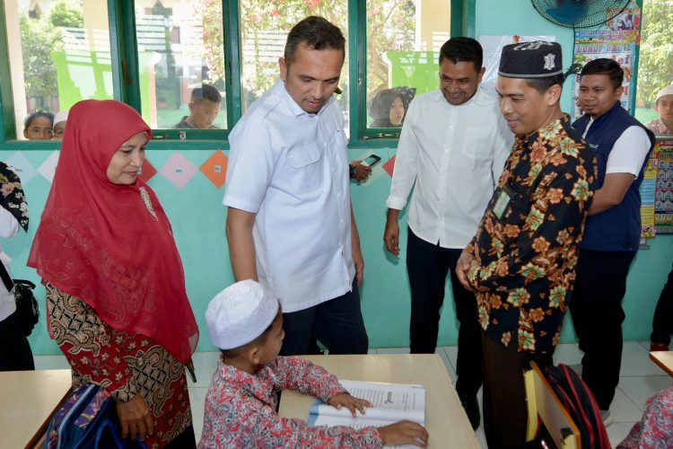 Pj Wali Kota Sabang ketika meninjau langsung imunisasi polio di di Madrasah Ibtidaiyah Negeri 1 Sabang bersama Ketua MPU Sabang, Kemenag Sabang, Kadinkes & KB dan Ketua Komite MIN serta TNI Polri