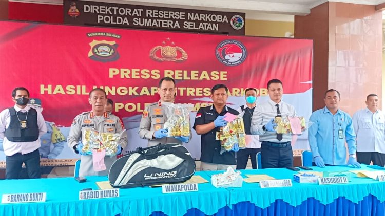 Ditresnarkoba Polda Sumsel berhasil berhasil meringkus dua kurir narkoba asal Lampung