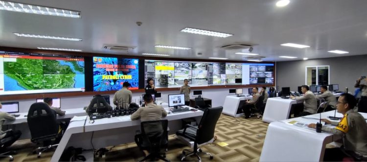 Kasubbid Multimedia Kompol Masnoni, SIK mendatangi personil command center di lt. 4 gedung presisi Mapolda sumsel