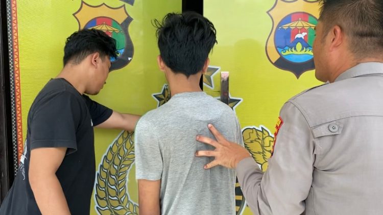 Seorang tersangka penipuan dan penggelapan (Tipu Gelap) berinisial MR alias Pemas (18) ditangkap Polsek Kota Agung