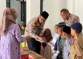 Waka Polres
Labuhanbatu Selatan, Kompol Bambang G Hutabarat bersama personel santuni anak yatim di Lobby Mapolres Labuhanbatu Selatan