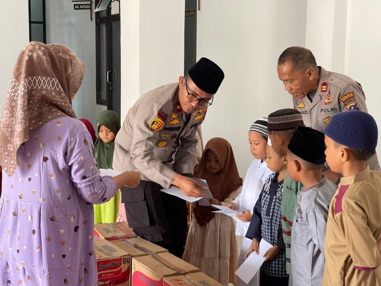 Waka Polres
Labuhanbatu Selatan, Kompol Bambang G Hutabarat bersama personel santuni anak yatim di Lobby Mapolres Labuhanbatu Selatan