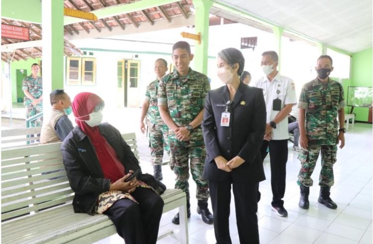 PJ Bupati Yunita Dyah Suminar melakukan kunjungan ke Rumah Sakit Bantuan (Rumkitbant) 04.08.01 Cilacap