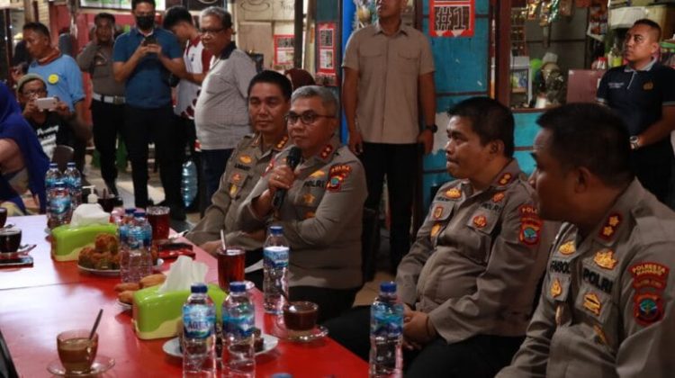 Kegiatan yang dilaksanakan di Rumah kopi jalan roda Kecamatan Wenang Kota Manado dipimpim langsung oleh Kapolda Sulut Irjen Pol Drs.Setyo Budiyanto,SH, MH, PJU Polda Sulut, Wakapolresta dan PJU Polresta Manado