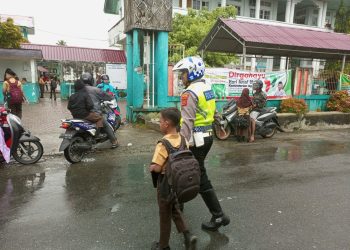 Satuan Lalu-Lintas Polres Aceh Barat melaksanakan pelayanan prima pagi hari terhadap masyarakat berupa pengaturan lalu lintas