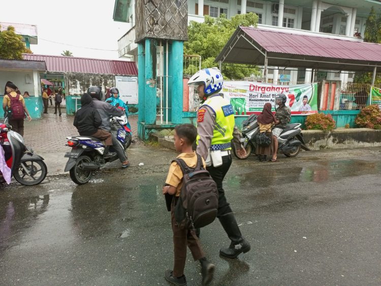 Satuan Lalu-Lintas Polres Aceh Barat melaksanakan pelayanan prima pagi hari terhadap masyarakat berupa pengaturan lalu lintas