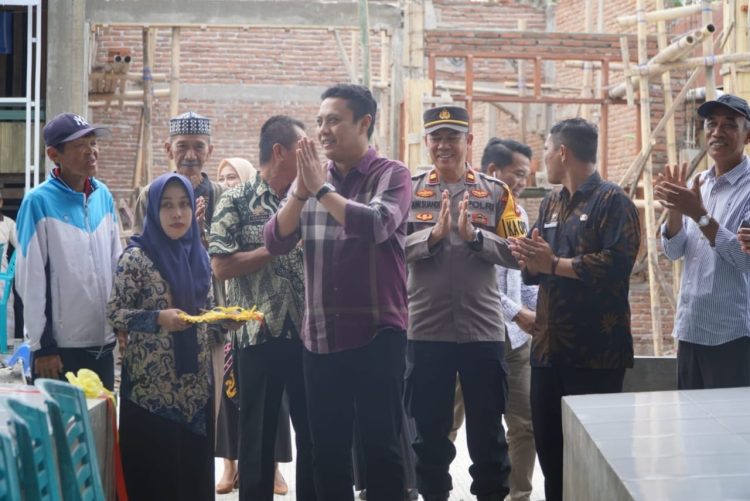 H. Andi Iwan Darmawan Aras (AIA) Wakil Ketua Komisi V DPR RI Resmikan Rehab pasar Desa Kalola, Kecamatan Maniangpajo, Kabupaten Wajo