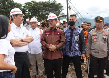 Kapolda Sumut, Irjen Panca Putra Simanjuntak berbincang dengan Menteri Koordinator Bidang Kemaritiman dan Investasi (Menko Marves), Luhut B. Pandjaitan dan Bupati Toba, Poltak Sitorus saat meninjau pembangunan lokasi Kejuaraan Dunia Perahu Motor Formula (F1H20) di Kelurahan Napitupulu Bagasan, Kecamatan Balige, Kabupaten Toba, Sabtu (7/1/23). (Foto Dok/ Polda Sumut)