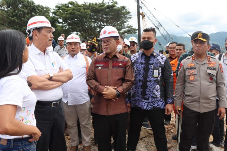 Kapolda Sumut, Irjen Panca Putra Simanjuntak berbincang dengan Menteri Koordinator Bidang Kemaritiman dan Investasi (Menko Marves), Luhut B. Pandjaitan dan Bupati Toba, Poltak Sitorus saat meninjau pembangunan lokasi Kejuaraan Dunia Perahu Motor Formula (F1H20) di Kelurahan Napitupulu Bagasan, Kecamatan Balige, Kabupaten Toba, Sabtu (7/1/23). (Foto Dok/ Polda Sumut)