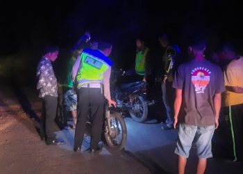 Anggota Polsek Tempilang Polres Bangka Barat mendatangi tempat terjadinya kecelakaan lalu lintas antara sepeda motor dengan sepeda motor di Jalan Raya Dsn. Kamat Ds. Simpang Yul Kec. Tempilang