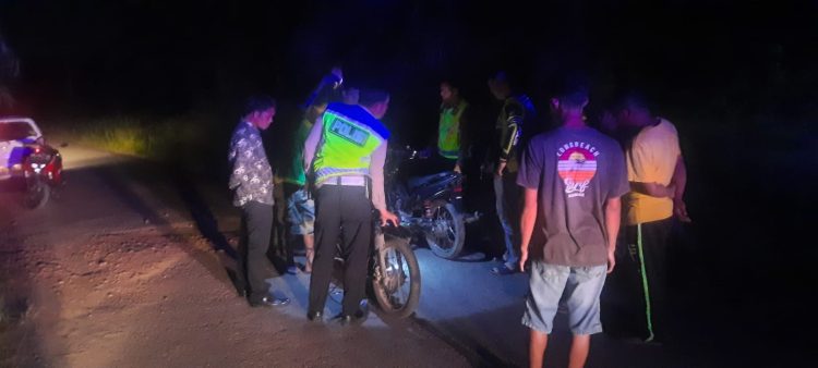 Anggota Polsek Tempilang Polres Bangka Barat mendatangi tempat terjadinya kecelakaan lalu lintas antara sepeda motor dengan sepeda motor di Jalan Raya Dsn. Kamat Ds. Simpang Yul Kec. Tempilang