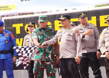 Kapolres Dumai AKBP Nurhadi Ismanto, S.H, S.I.K bersama Dandim 0320/Dumai Letkol (Arh) Hermansyah Tarigan, S.E pimpin pelaksanaan apel pelepasan pendistribusian sembako bantuan Presiden Republik Indonesia Ir. H. Joko Widodo kepada masyarakat Kota Dumai