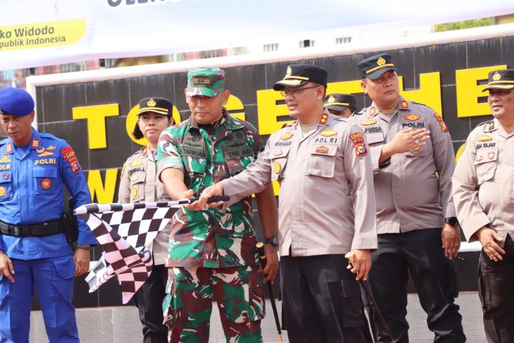 Kapolres Dumai AKBP Nurhadi Ismanto, S.H, S.I.K bersama Dandim 0320/Dumai Letkol (Arh) Hermansyah Tarigan, S.E pimpin pelaksanaan apel pelepasan pendistribusian sembako bantuan Presiden Republik Indonesia Ir. H. Joko Widodo kepada masyarakat Kota Dumai
