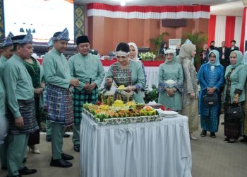 Komandan Kodim (Dandim) 0402/OKI-OI Letkol Inf Hendra Saputra, S.Sos.,M.M.,M.I.Pol bersama Ketua Persit Kartika Chandra Kirana Cabang XXXVII Dim 0402 Ny. Diah Hendra menghadiri rapat paripurna istimewa Peringatan Hari Jadi Kabupaten Ogan Ilir (OI) Ke- 19