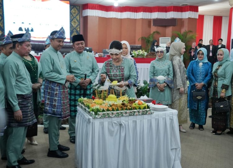 Komandan Kodim (Dandim) 0402/OKI-OI Letkol Inf Hendra Saputra, S.Sos.,M.M.,M.I.Pol bersama Ketua Persit Kartika Chandra Kirana Cabang XXXVII Dim 0402 Ny. Diah Hendra menghadiri rapat paripurna istimewa Peringatan Hari Jadi Kabupaten Ogan Ilir (OI) Ke- 19