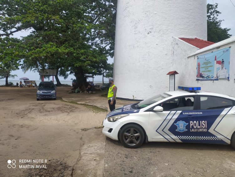 Personil Satlantas Polres Bangka Barat melaksanakan patroli pada siang hari dalam rangka terciptanya Kelancaran Lalulintas
