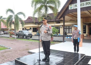 Kapolres Pinrang yang baru AKBP Santiaji Kartasasmita langsung memimpin apel pagi personil di halaman depan Mapolres Pinrang