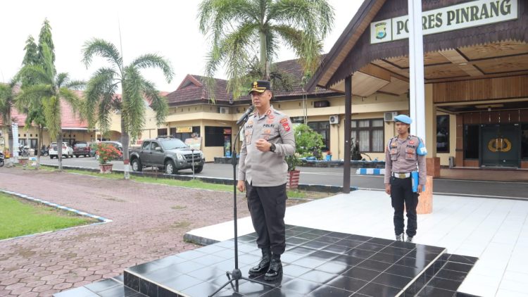Kapolres Pinrang yang baru AKBP Santiaji Kartasasmita langsung memimpin apel pagi personil di halaman depan Mapolres Pinrang