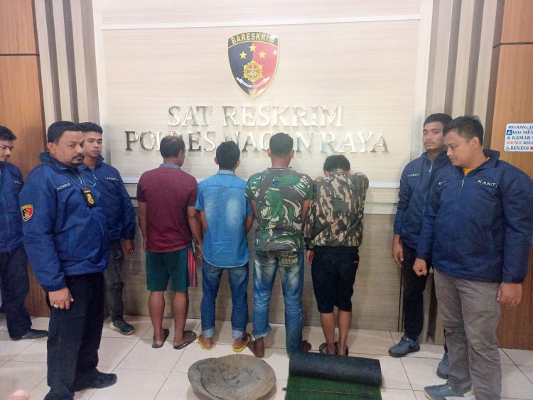 Empat pelaku penambangan emas ilegal (ilegal mining) dikawasan hutan kecamatan Betong Kabupaten Nagan Raya Senin (09/01) dini hari diringkus