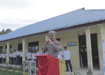 Sat Lantas Polres Dairi dibawah Pimpinan Kasat Lantas Polres Dairi AKP Herliandri, SH melakukan Goes To School menjadi Inspektur Upacara Bendera di Sekolah SMK RISMADUMA Sumbul