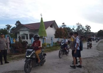 Personil Polsek Parongil Polres Dairi dibawah pimpinan Kapolsek Parongil AKP HP. Purba pada pagi hari melaksanakan Kegiatan Pos Padat Pagi Pengaturan Lalu Lintas di Simpang SMP N 1 Silima Pungga-Pungga