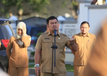Kepala Dinas Kebudayaan dan Pariwisata (Kadisbudpar) Aceh, Almuniza Kamal memimpin apel pagi di area parkir Kantor Disbudpar Aceh