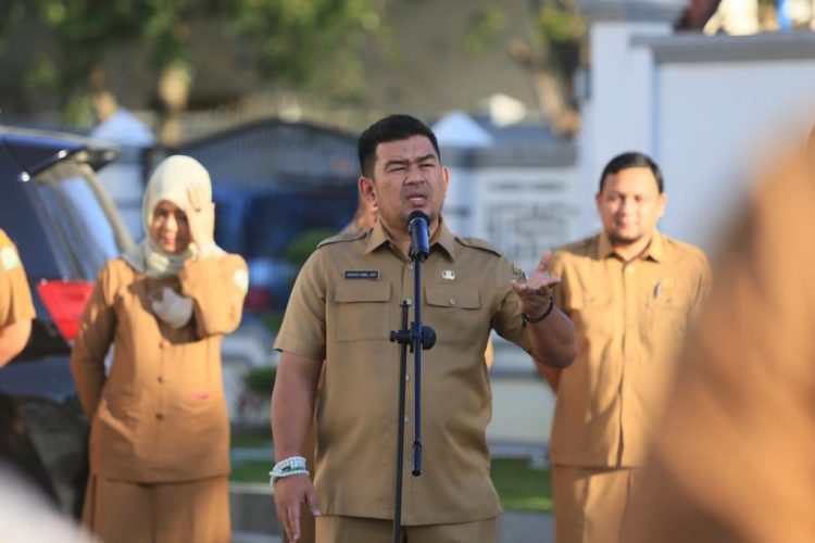 Kepala Dinas Kebudayaan dan Pariwisata (Kadisbudpar) Aceh, Almuniza Kamal memimpin apel pagi di area parkir Kantor Disbudpar Aceh