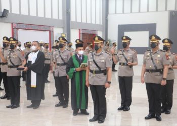 AMBIL SUMPAH: PJU dan sejumlah kapolres diambil sumpah saat pelantikan serah terima jabatan di Aula Tribrata Mapolda Sumut, Senin (9/1/22). (Foto Dok/ Polda Sumut)