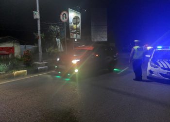 Personil Patwal Satlantas Polres Bangka Barat melaksanakan patroli pada malam hari (blue light patrol)