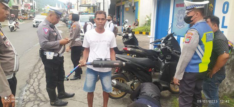 Giat Razia knalpot racing Langsung tindak berupa pencopotan knalpot racing oleh pengendara yang diamankan oleh petugas serta melakukan edukasi untuk mengganti dengan knalpot standar