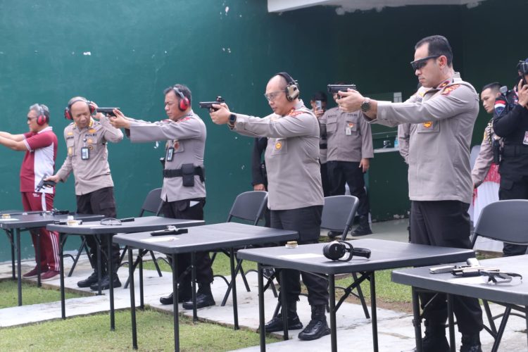 Kapolda Sumsel Irjen Pol A. Rachmad Wibowo SIK bersama Wakapolda Sumsel Brigjen Pol M. Zulkarnain SIK MSI terlihat sangat fokus membidik sasaran saat melakukan latihan menembak